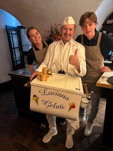 Luciano Gelati met zijn mobiele ijsbak en het bedieningsteam op een bruiloft op Slot Doddendael