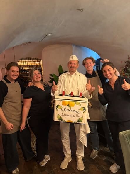 Luciano Limoncello met zijn kist tussen het bedieningsteam in een zaal met gewelfd plafond op Slot Doddendael