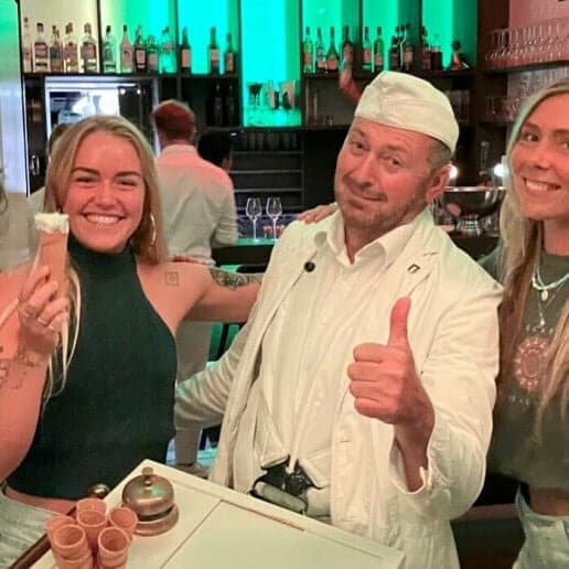 Luciano aan de bar met twee gasten met ijs