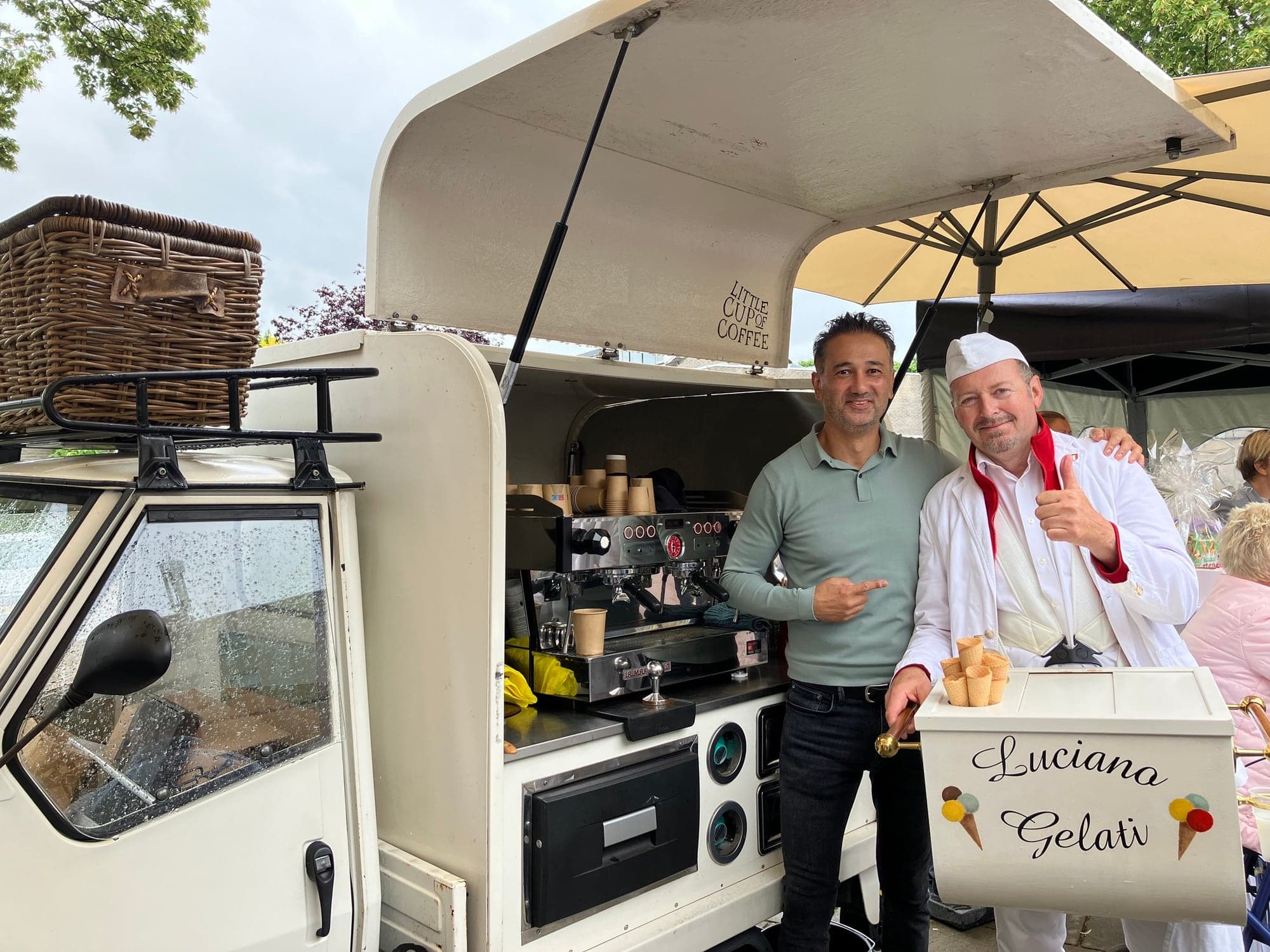 Luciano Gelati met zijn witte ijsbak naast een koffie-foodtruck op een buitenevenement