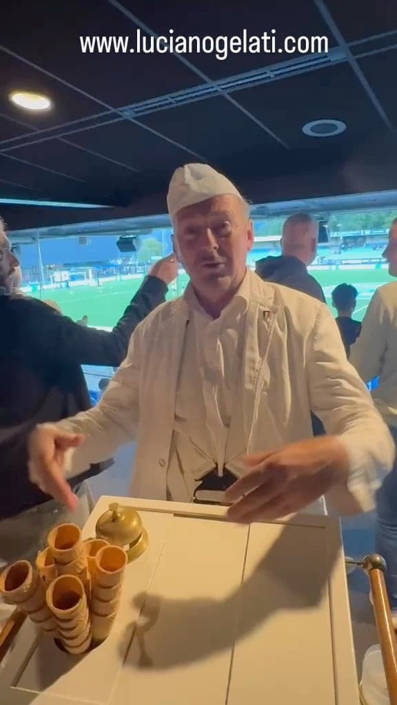 Luciano schept ijs uit zijn mobiele ijsbak op een Italiaanse avond in de businessclub van FC Eindhoven