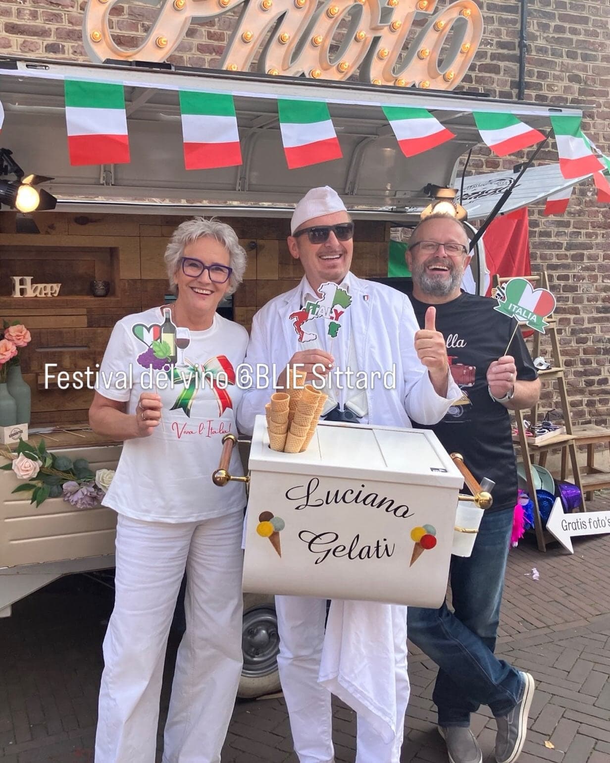 Luciano met zijn mobiele ijsbak tussen Italiaanse vlaggetjes op La Dolce Vita in Sittard