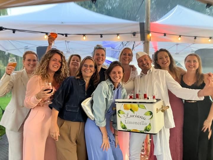 Luciano Limoncello met een groep gasten onder witte partytenten