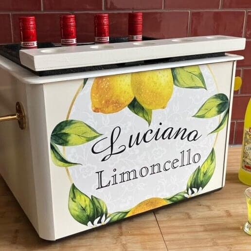 Close-up van de handbeschilderde limoncello-kist met citroenen