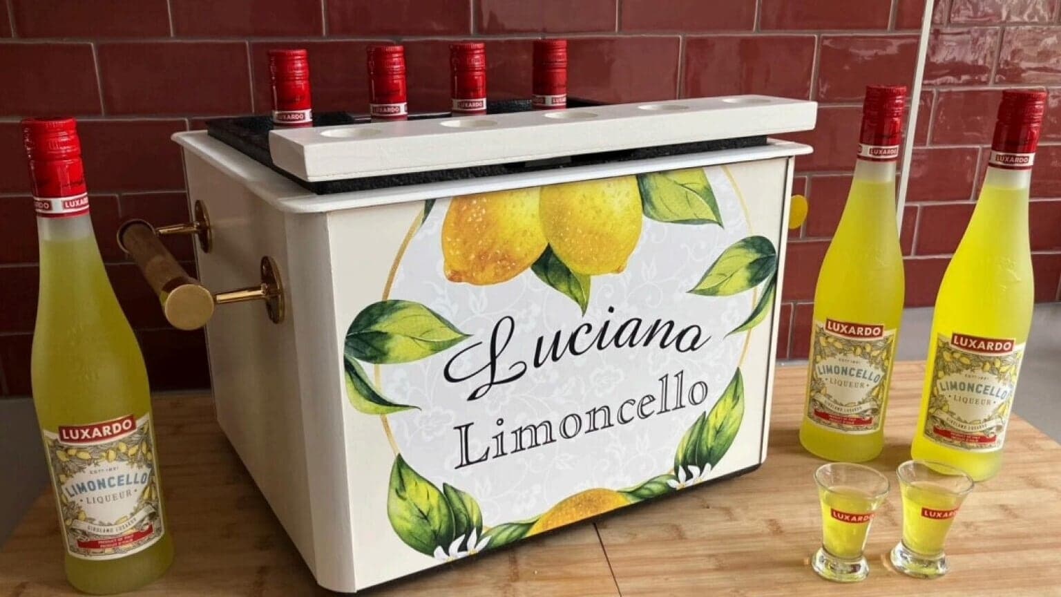 De handbeschilderde limoncello-kist met citroenen en flessen Luxardo