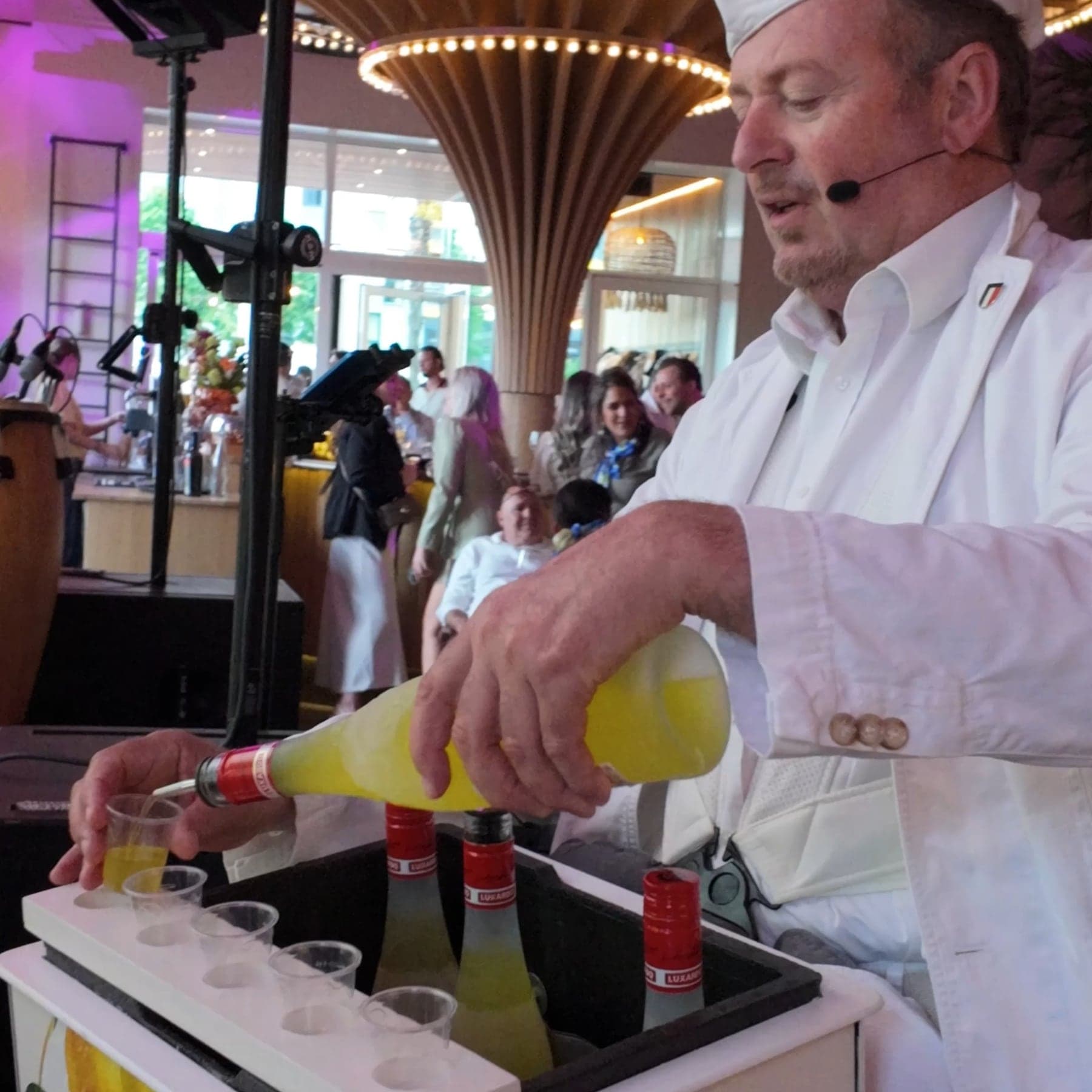 Luciano Limoncello schenkt ijsgekoelde limoncello uit zijn kist op La Dolce Vita in Deventer
