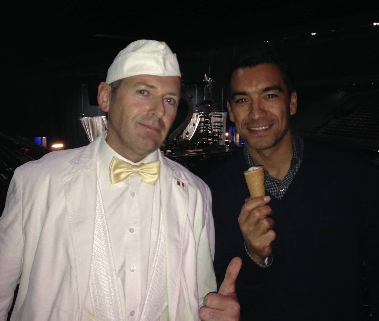 Luciano met een gast op een avondevenement