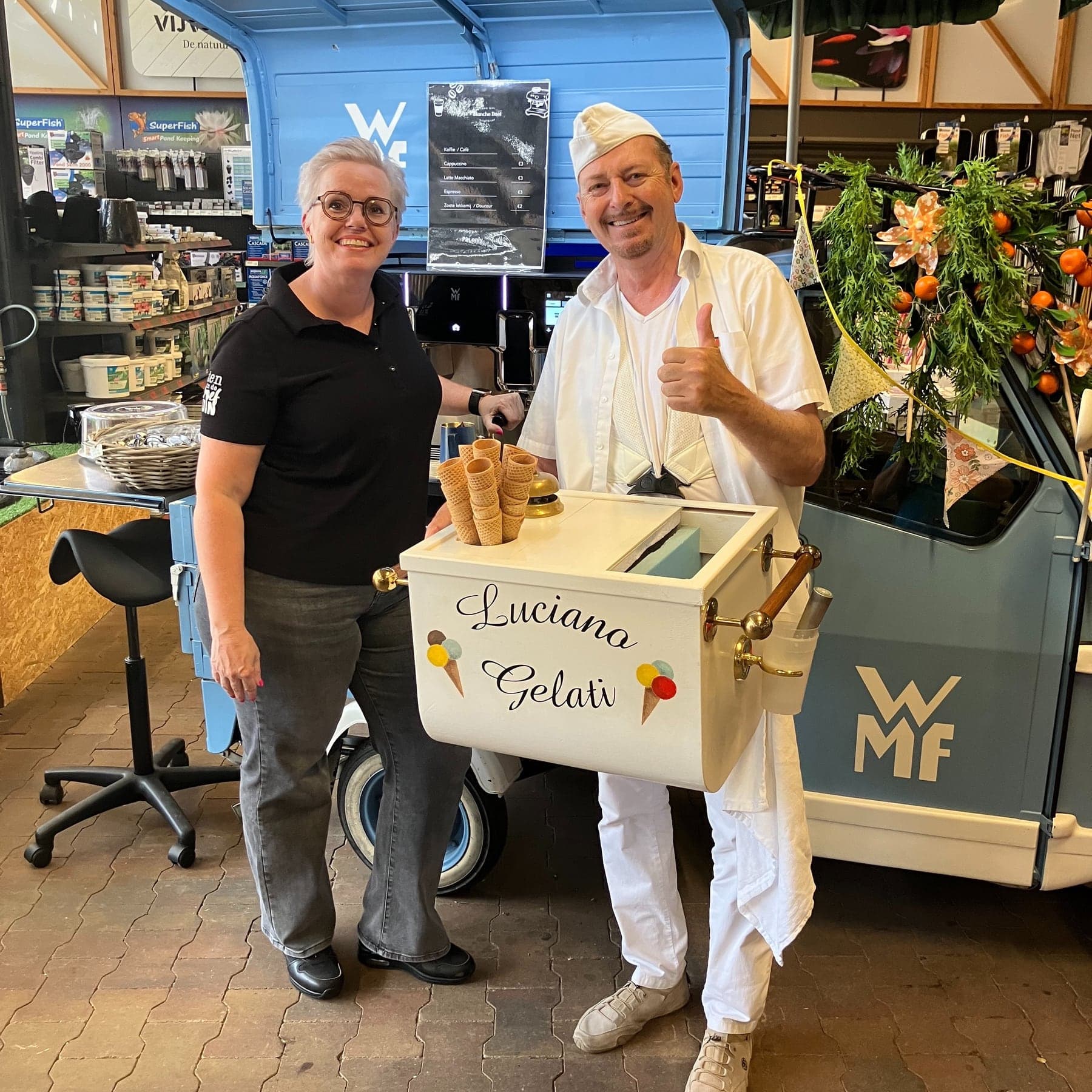 Luciano met zijn mobiele ijsbak bij een stand op het midzomerevent van Intratuin Maastricht