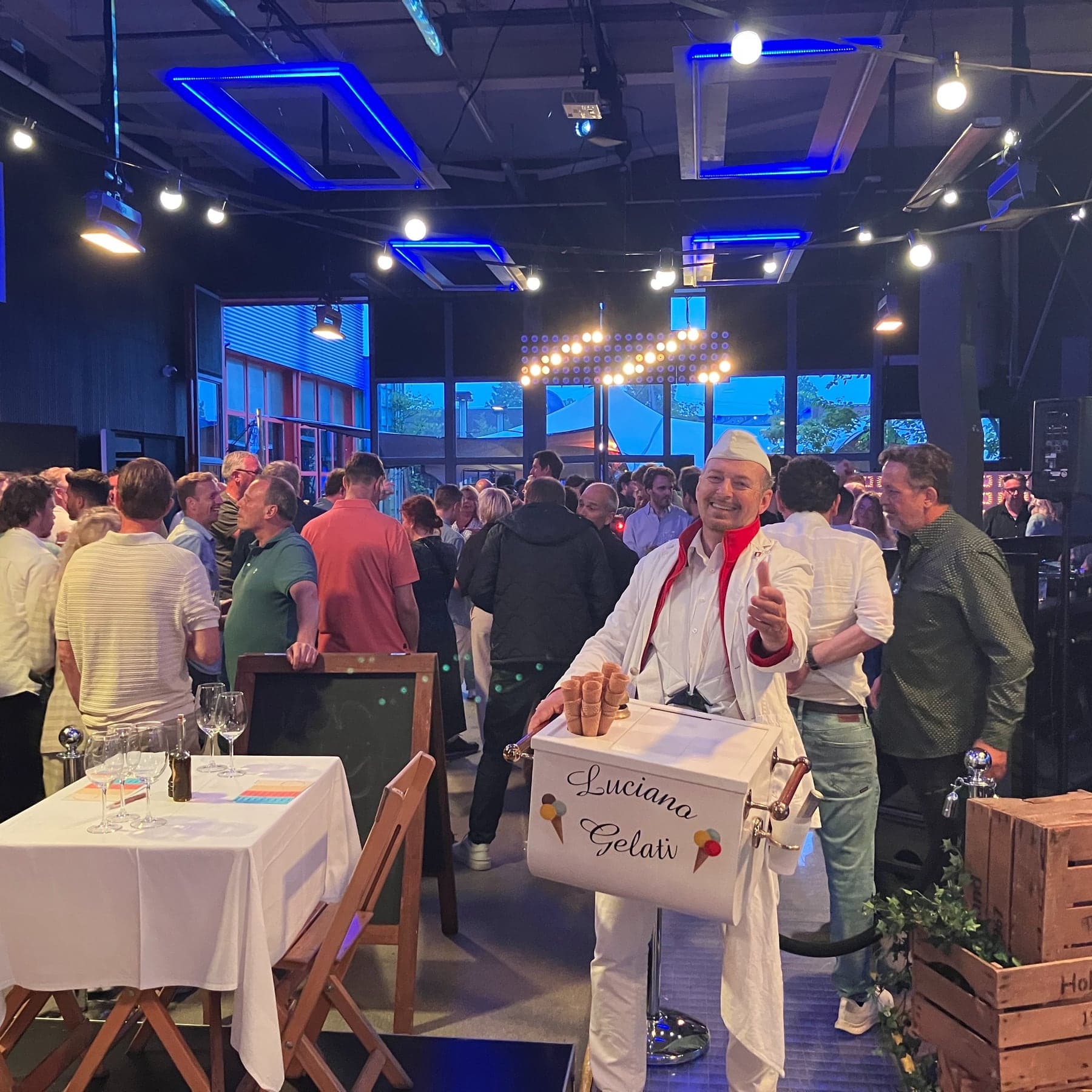Luciano loopt met zijn mobiele ijsbak door een volle zaal bij LIEF Amsterdam